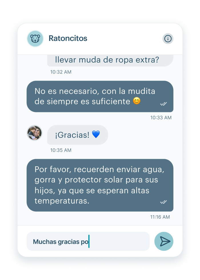 Interfaz de chat de KinderUp mostrando conversaciones entre educadora y familias con emojis y marcas de tiempo